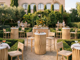 Montaje de taburetes Menorca y mesas de cóctel Belmont