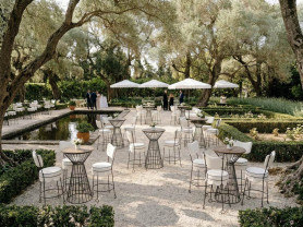 Montaje de taburetes Maison y mesas de cóctel Orsay